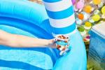 Du kan få et personlig størrelse på oppblåsbart basseng fra blå bunny til avkjøling i sommer