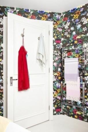 Fet blomster tapet - makeover bad