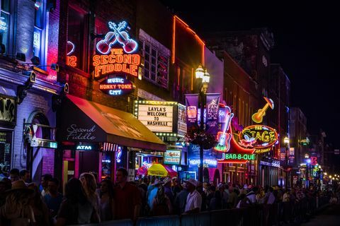 Neonskilt på Lower Broadway (Nashville) om natten