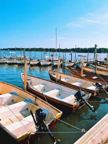 fiskebåter ved en brygge