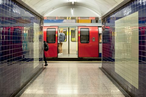 et rørtog som står på stasjonen med døren åpen, london, uk