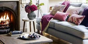 Koselig stue med plomme, bringebær, rosenrød og grått opplegg