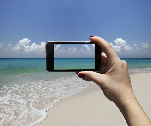 Feriefoto gjennom smarttelefon av strand og sjø