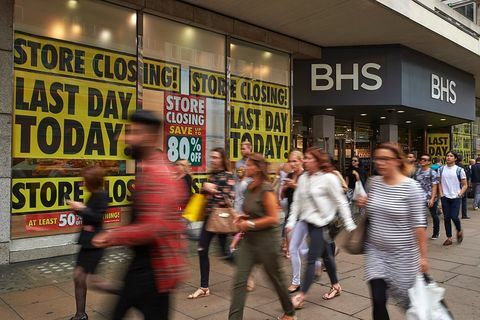 Fotgjengere går forbi forhandler BHS (British Home Stores) flaggskipsbutikk på Oxford Street i London sentrum 13. august 2016 under den siste handelsdagen før butikken stenger. Den britiske varehuskjeden BHS skal avslutte med tapet av opptil 11 000 arbeidsplasser, sa administratorer i juni 2016 etter å ikke ha funnet en kjøper. Den 88 år gamle kjeden, som selger klær, mat og hjemmevarer, har ikke klart å holde tritt med tradisjonelle rivaler som Marks & Spencer og online giganter som Amazon, noe som resulterer i et stort tap av markedsandel. Flaggskipsbutikken i London på Oxford Street vil stenge ved handelens slutt 13. august 2016, alle butikker skal etter 20 august stenge i følge rapporter