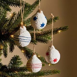 Sett med 4 Cotton Mache Baubles