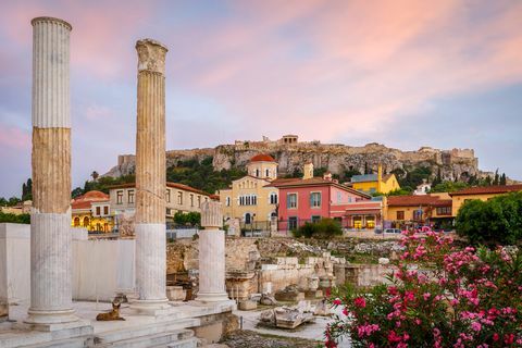 Rester av Hadrians bibliotek og Akropolis i den gamle byen Athen,