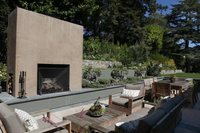 Arkitekt april gruber viser sin utendørs peis i Piemonte, California, onsdag 12. september 2012