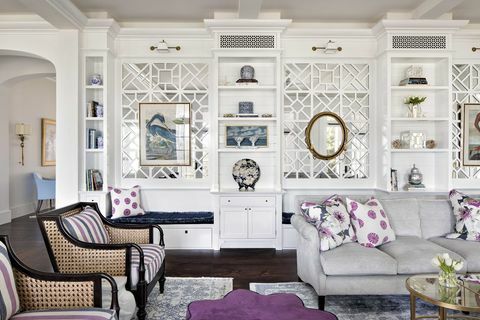 stue, grå sofa, lilla og hvite pynteputer, hvite oppbevaringsskap, lilla ottoman