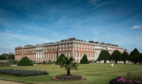 hampton court palace innrammet av berømte hager