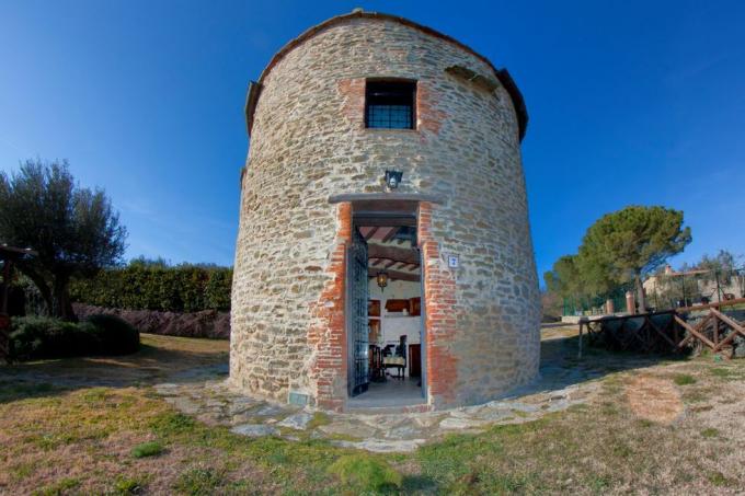 Gamle tårn, innsjøutsikt, svømmebasseng, Tuoro sul Trasimeno, Umbria, Italia 