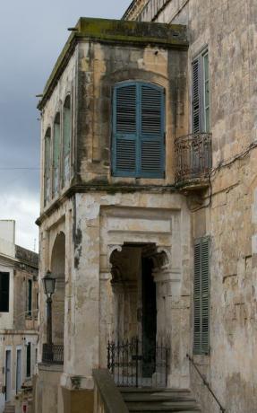 valletta, malta 26. november utsiden av villa guardamangia er sett 26. november 2015 i valletta, malta villaen i utkanten av Valletta og som har forfalt, er det eneste huset utenfor Storbritannia som en britisk monark har bodd i dronningen bodde kl. eiendommen da ektemannen, hertugen av Edinburgh, var stasjonert i malta som en betjent kongelig marineoffiserfoto av matt cardygetty Bilder