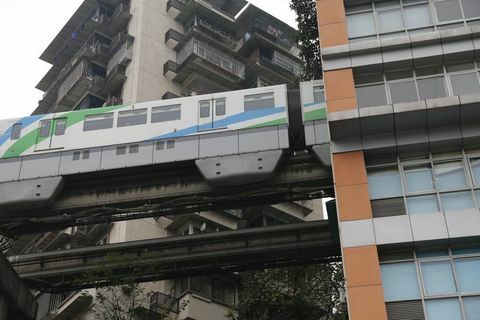Let jernbane passerer gjennom boligbygging i Chongqing