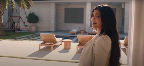 kylie jenner har et basseng midt i los angeles herskapshuset, som det ses i hennes 73 spørsmål video for mote