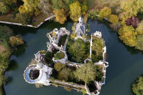 Flyfoto av det ødelagte slottet La Mothe-Chandeniers, i Les Trois-Moutiers, sentrale vestlige Frankrike