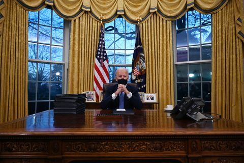 president joe biden på det ovale kontoret på innvielsesdagen