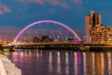 Storbritannia, Skottland, Glasgow, belyst Clyde Arch Bridge over River Clyde i skumringen