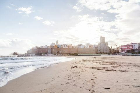 Italia, Molise, Termoli, Gamleby med Castello Svevo, utsikt fra stranden