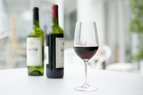 Rødvin i glass og flasker på bordet