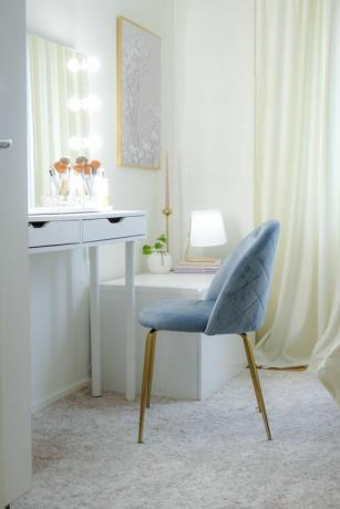 Omkledningsrom med speil i Hollywood-stil med lys og spisestol fra Heather fløyel fra Cult Furniture
