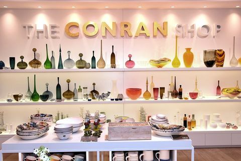 London, England 22. september atmosfære i Conran Store lanserer to av Storbritannias mest elskede og mest ikoniske forhandlere forener krefter for å skape et globalt reisemål for design and discovery the Conran shop at selfridges 22. september 2015 i London, England bilde av David M Benettdave Benett Getty Images for Conran Shop