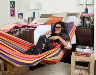 rachel roy på sin stripete seng på rommet sitt med en hengekøye