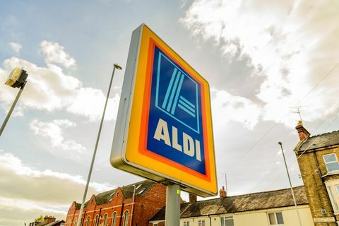 Aldi-logoskilt i sentrum av Northampton