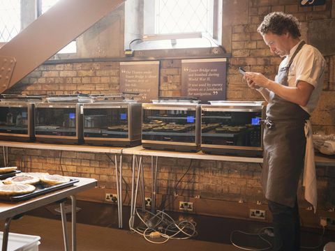 Tom Kitchin lager mat på Tower Bridge Walkway ved å bruke bare Panasonic Combination Microwaves 2