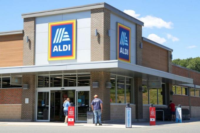 shoppere blir sett utenfor en aldi-matbutikk