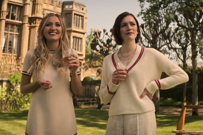 du er tilly keeper som lady phoebe, charlotte ritchie som kate i episode 404 av deg med tillatelse fra netflix © 2022