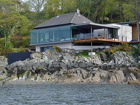 Cape Cove, hus omtalt i BBCs The Nest, filmet i Loch Long, like utenfor Glasgow