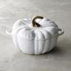 Staub's Pumpkin Pot er til salgs på Williams Sonoma, Bed Bath & Beyond, og mer