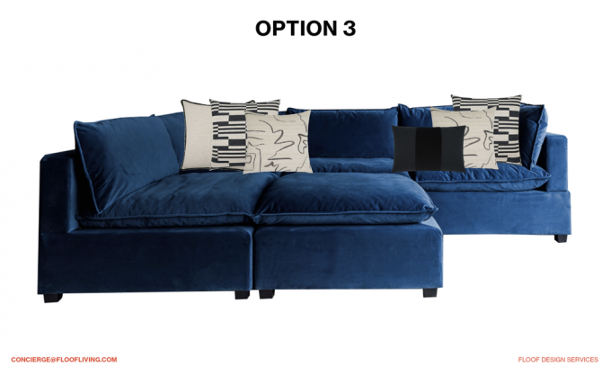 en blå sofa med hvite puter