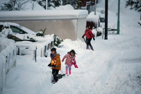 barn pulk snø i Skottland