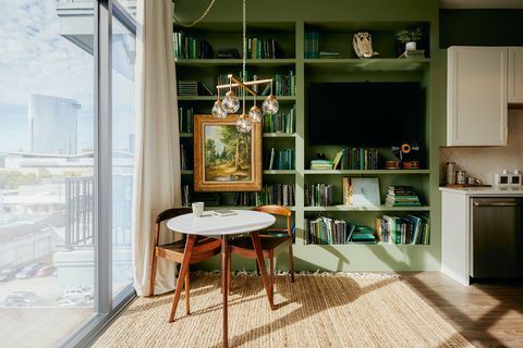 Grønn bokhyller i åpen stue i Nashville Airbnb Plus hjem