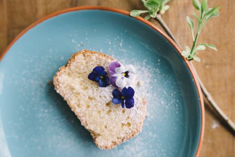 kake med naturlige stemorsblomster