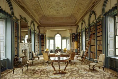 utsikt over biblioteket fra bokromsdøren med utsikt mot vinduene i wimpole hall, cambridgeshire