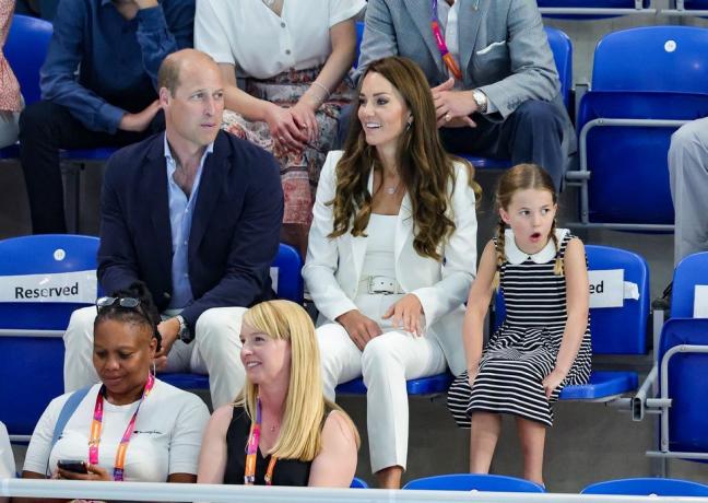 britains prins William, hertugen av cambridge l, britains prinsesse charlotte av cambridge r og britains catherine, hertuginne av cambridge c, delta på sandwell aquatics center for å se svømmingsarrangementene på dag fem av Commonwealth Games i Birmingham, sentral-england, 2. august 2022 bilde av chris jackson pool afp bilde av chris jacksonpoolafp via getty Bilder