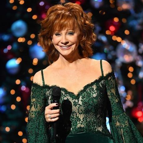 nashville, tn 14. november innspillingskunstner reba mcentire verter på scenen i løpet av 2017 cma country jul på Grand Ole Opry 14. november 2017 i Nashville, Tennessee Foto av Jason daviswireimage