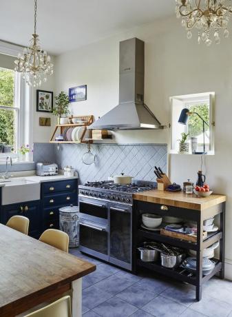 marineblått og hvitt kjøkken med lysekrone