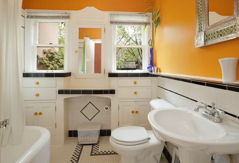 Lyst oransje og hvitt fargerikt moderne bad