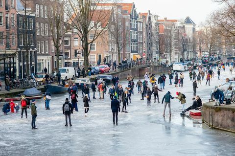 Dusinvis av mennesker som skater på Amsterdam-kanalene