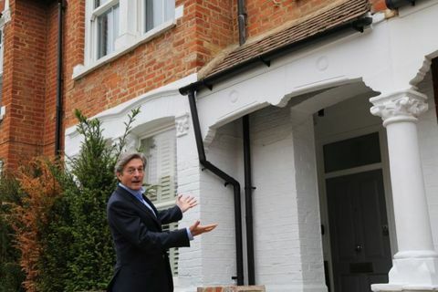 Celebrity Home Secrets: Nigel Havers vender tilbake til den første leiligheten som han kjøpte i 1978 i Londons Shepherd Bush