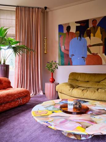 amsterdam hjemmet til skuespilleren carice van houten designet av nicole dohmen fra atelier nd interiør stue sofaer baxter green vintage afra og tobia scarpa, sitte på vintage oransje salongbord kooij maleri peggy kuiper sidebord custom, atelier nd interiør gardiner