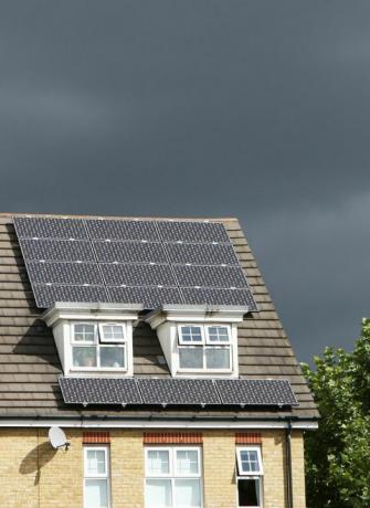 Solcellepaneler på taket av huset på en overskyet dag