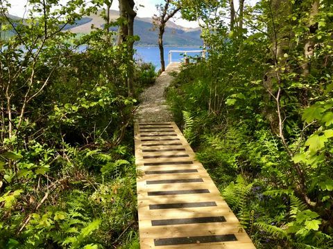 Cape Cove, hus omtalt i BBCs The Nest, filmet i Loch Long, like utenfor Glasgow