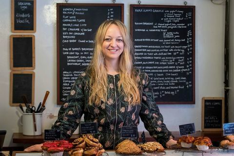 Baker Claire Ptak poserer inne i bakeriet sitt, Violet, i øst-London.