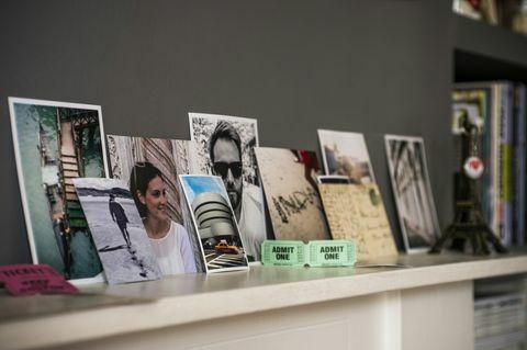 Stue mantelpiece med suvenirer og fotografier