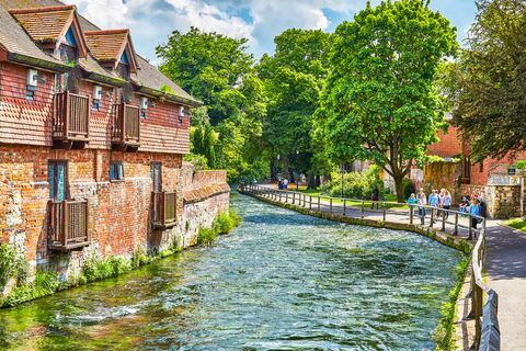 tur langs elven i byen Winchester, England