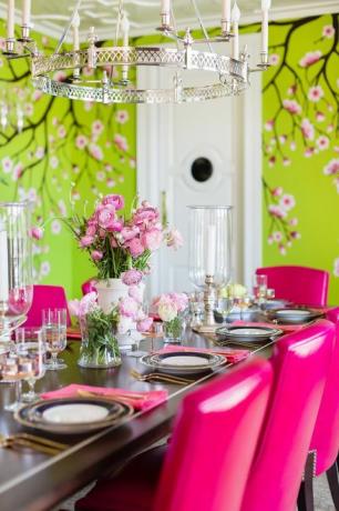 spisestue, grønne vegger, rosa stoler