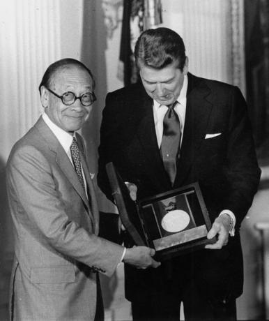 Arkitekt I. M. Pei mottar kunstmedalje fra president Reagan.